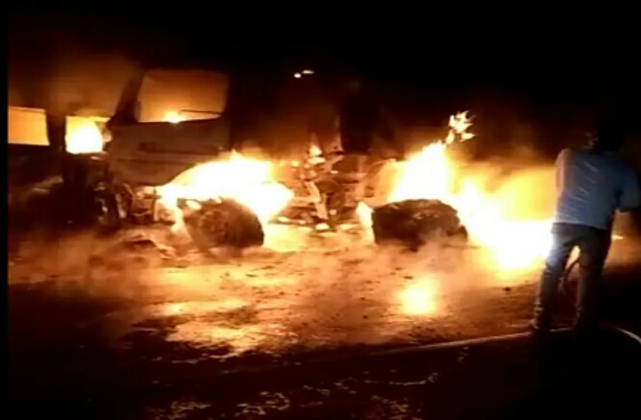 Accident in Dewas: देवास में भिड़ंत के बाद डंपर-ट्रैवलर में लगी आग, तीन लोगों की जिंदा जलकर मौत