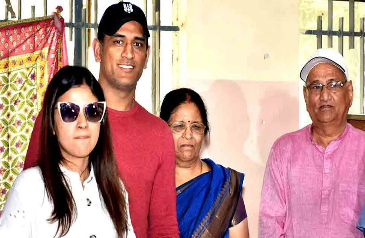 MS धोनी के माता-पिता हुए कोरोना पॉजिटिव, रांची के अस्पताल में कराया गया एडमिट