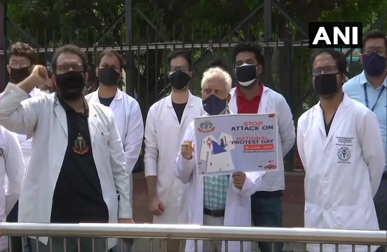 Doctors Protest 2021:  देशभर में डॉक्टरों का प्रदर्शन, सरकार से कानून बनाने की कर रहे हैं मांग