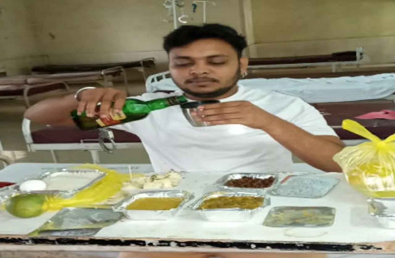 कोरोना अस्पताल में छलका रहा था जाम, फोटो वायरल