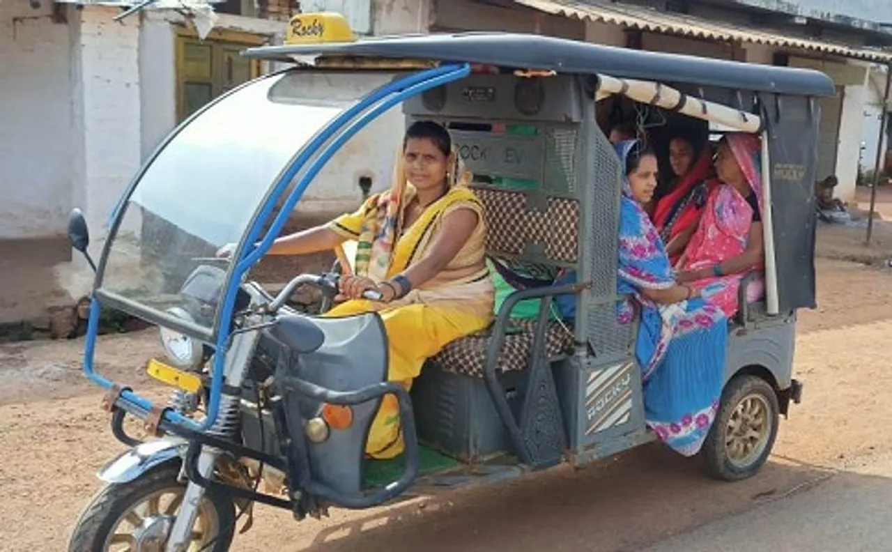 बिहान समूह से जुड़ी महिला, ई-रिक्शा खरीदने के बाद अब खरीदेंगी कार