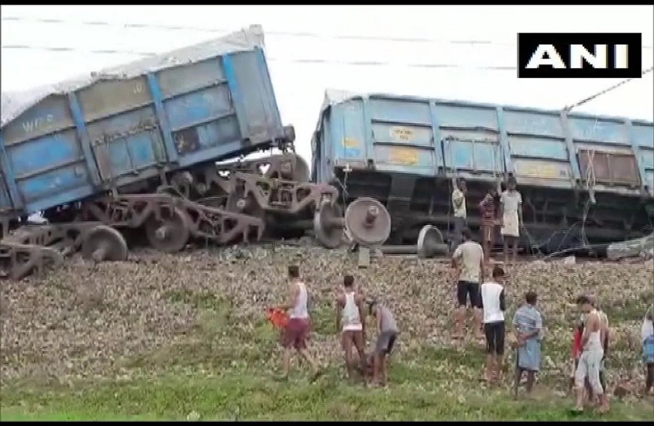 Bihar News: राजगीर-तिलैया रेलखंड पर बेपटरी हुई मालगाड़ी की 16 बोगियां पटरी से उतरीं, कोई हताहत नहीं