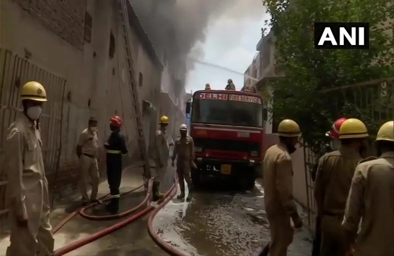 Noida Fire: दुकानों में लगी भीषण आग, मौके पर पहुंची दमकल विभाग की सात गाड़ियों