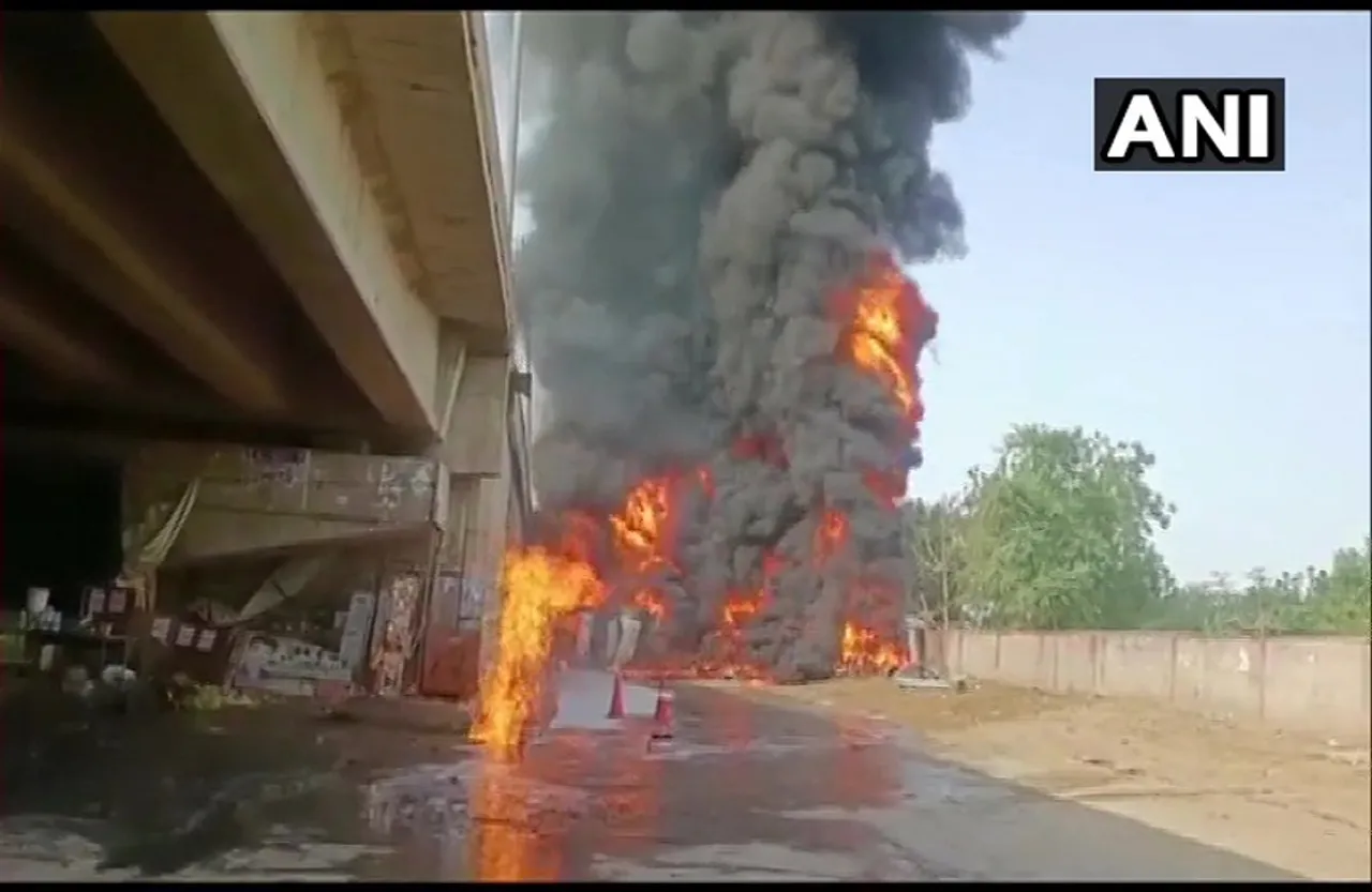 Mumbai Fire: ऑटोमोबाइल शोरूम के गैरेज में लगी आग, कोई हताहत नहीं