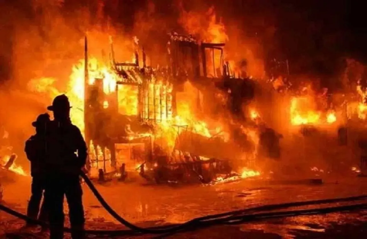 Fire in Delhi: सब्जी मंडी में लगी भीषण आग, 40 दुकानें जलकर खाक