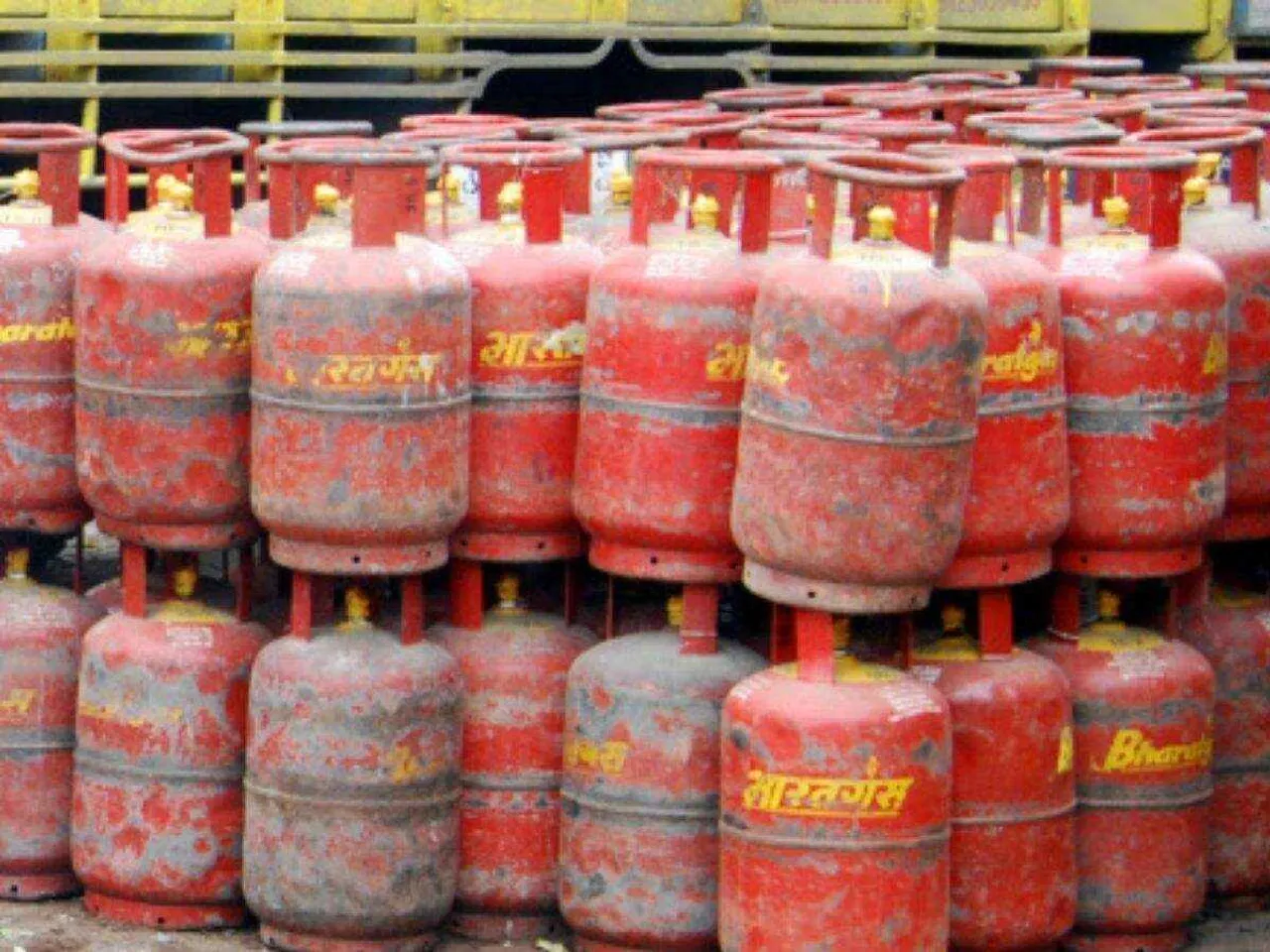 LPG Subsidy, Petrol- Diesel Price : खुशखबरी! फिर आने लगी गैस सब्सिडी, पेट्रोल-डीजल भी जल्द हो सकता है सस्ता
