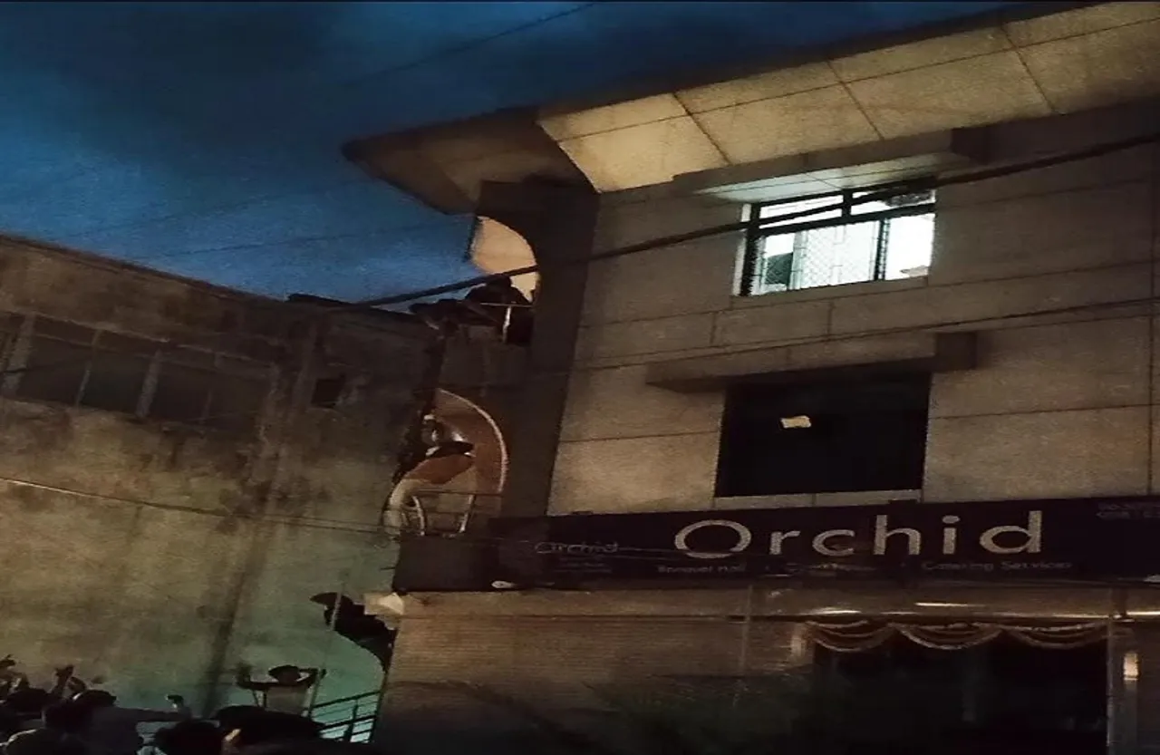 कोहेफिजा फिटनेस सेंटर के पास एक बिल्डिंग में लगी आग, मकान में फंसे लोगों को बाहर निकाला