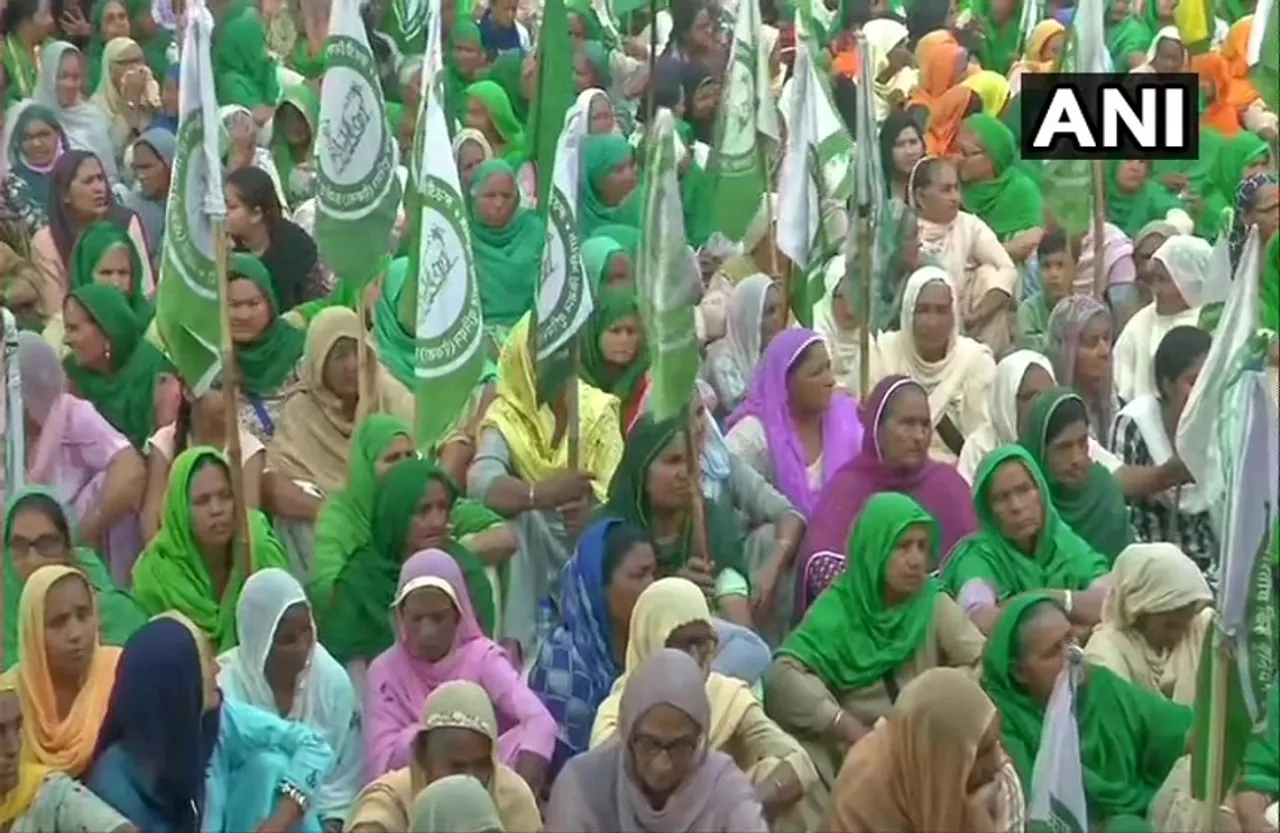 Farmers Protest: महिला दिवस पर महिलाओं ने संभाला मोर्चा, हाथों में इंकलाबी मेहंदी रचाकर बॉर्डर पहुंची