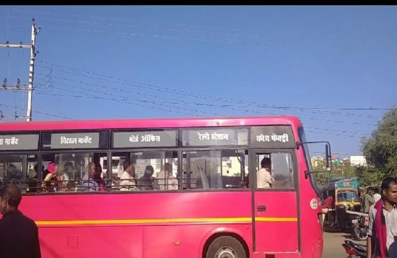 Bhopal Accident : सवारी से भरी बस ढलान पर खड़ी कर चला गया ड्रायवर, लुढ़क कर युवक पर चढ़ी बस