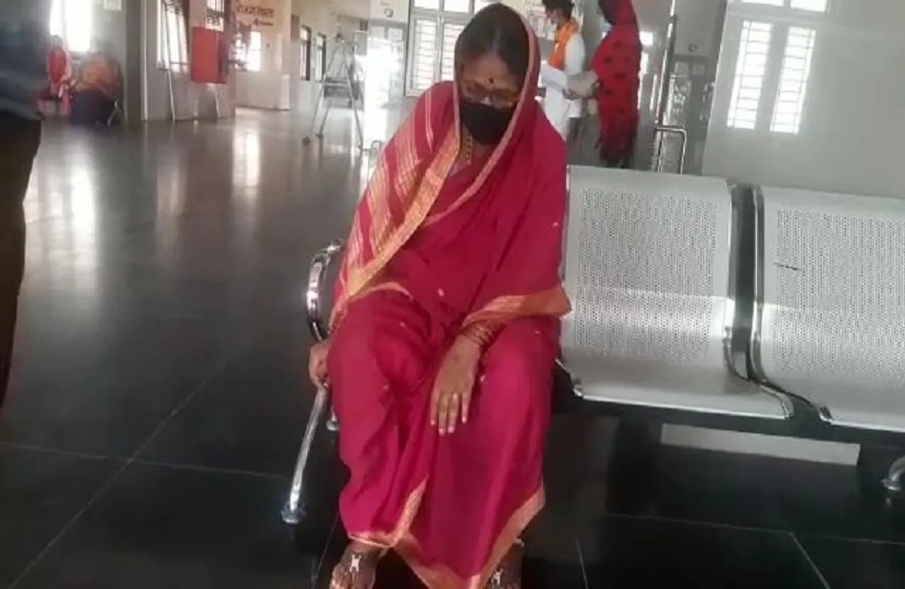 डॉक्टर्स की लापरवाही: 70 साल की महिला को एक साथ दो बार लगा दी वैक्सीन, अब दे रहे खूब पानी....