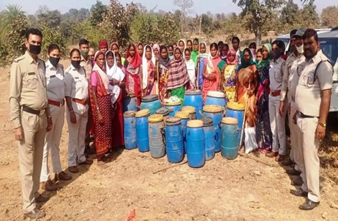 महिला समूह की जागरूकता से अवैध शराब जब्त, 23 ड्रमों में रखे हुए थे 560 किलो महुआ लाहन