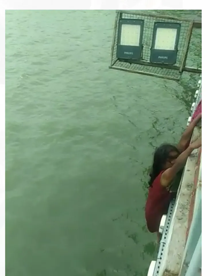 बड़े तालाब में जान देने के लिए ब्रिज से लटकी महिला,  नगर निगम के गोताखोरों ने बचाई जान