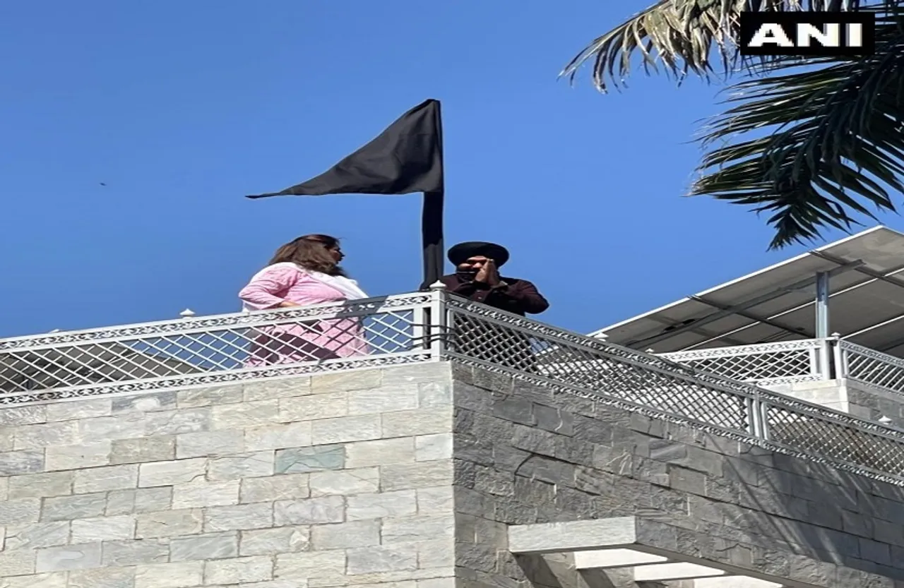 Navjot Singh Sidhu: घर की छत पर नवजोत सिंह सिद्धू ने लगाया काला झंडा, बोले-'कृषि कानून की लड़ाई जारी रहेगी'