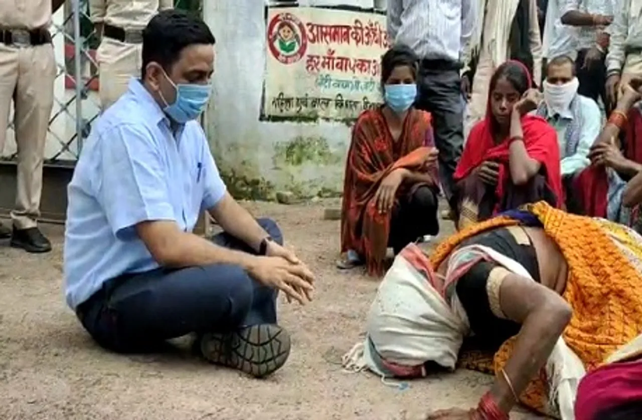 ग्रामीण महिलाओं ने रूकवाई SP की गाड़ी तो जमीन पर बैठकर सुनी समस्या, वीडियो वायरल