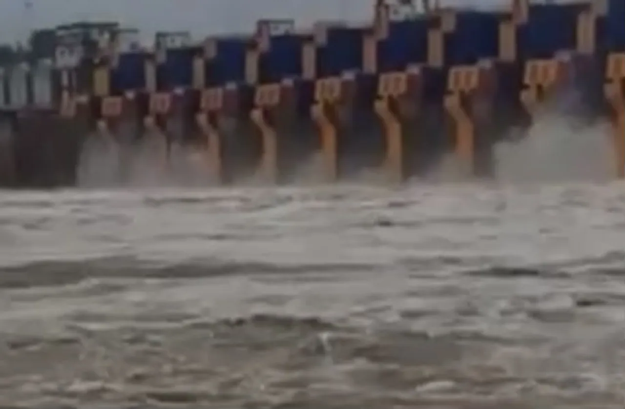 ओंकारेश्वर: भारी बारिश से इंदिरा सागर बांध उफान पर, खोले गए 23 गेट