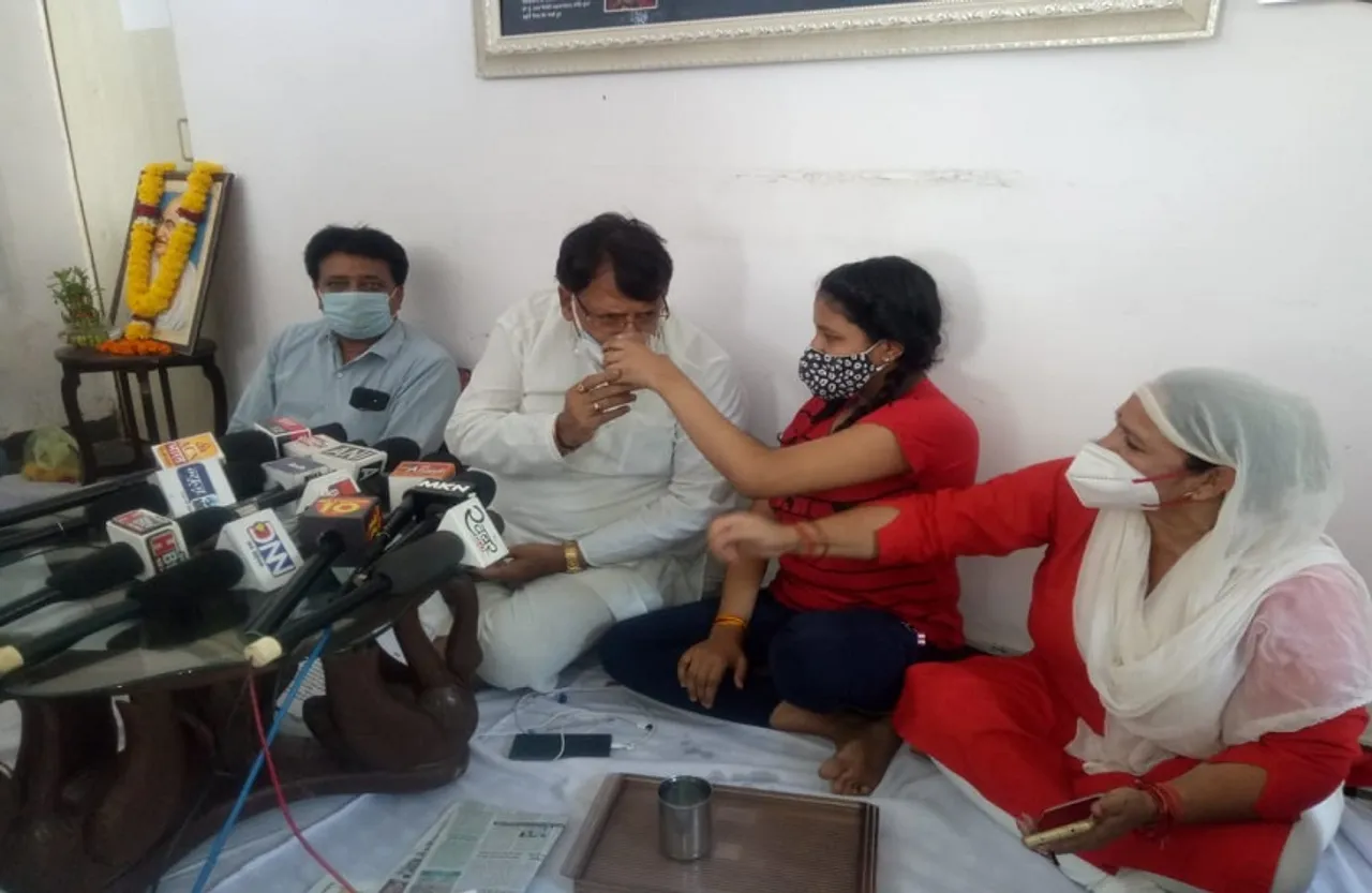 पूर्व मंत्री पीसी शर्मा ने जूस पीकर उपवास किया समाप्त, बोले, सरकार गरीबों के खाते में डाले 10-10 हजार की राशि