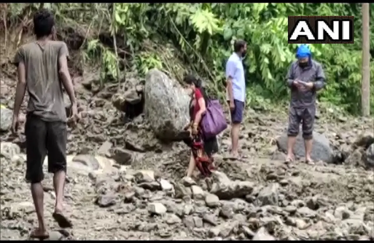 West Bengal: बारिश का कहर जारी, भूस्खलन से स्थानीय लोग परेशान