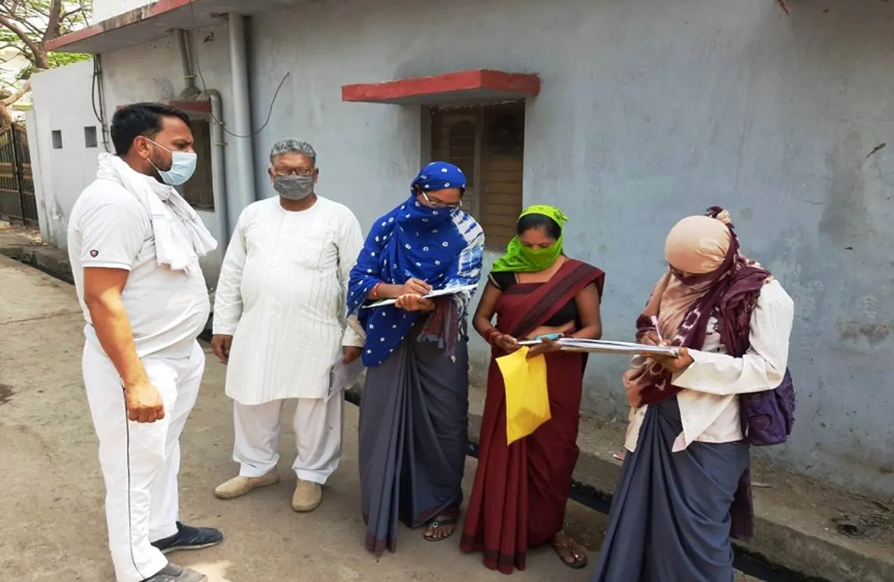 कोरोना के संबंध में लोगों को किया जा रहा जागरूक, घर-घर जा रहा एक्टिव सर्विलेंस दल