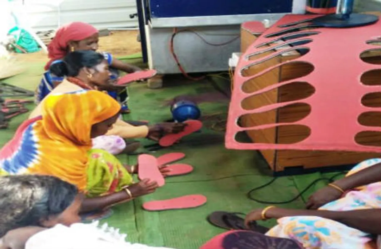 स्वरोजगार से आगे बढ़ रही महिलाएं, एक महीने में किया 20 हजार रूपए का विक्रय