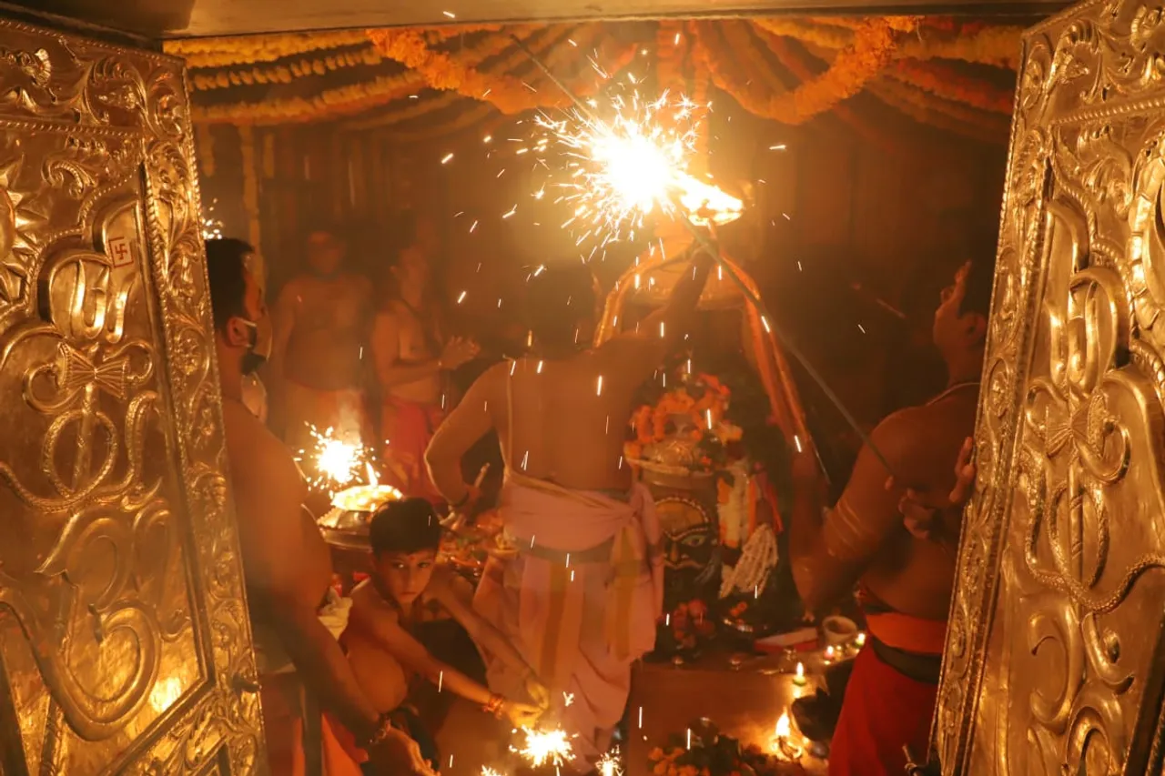 Ujjain News : महाकाल मंदिर में बिखरी रोशनी की छटा, भोले संग मनी दीवाली