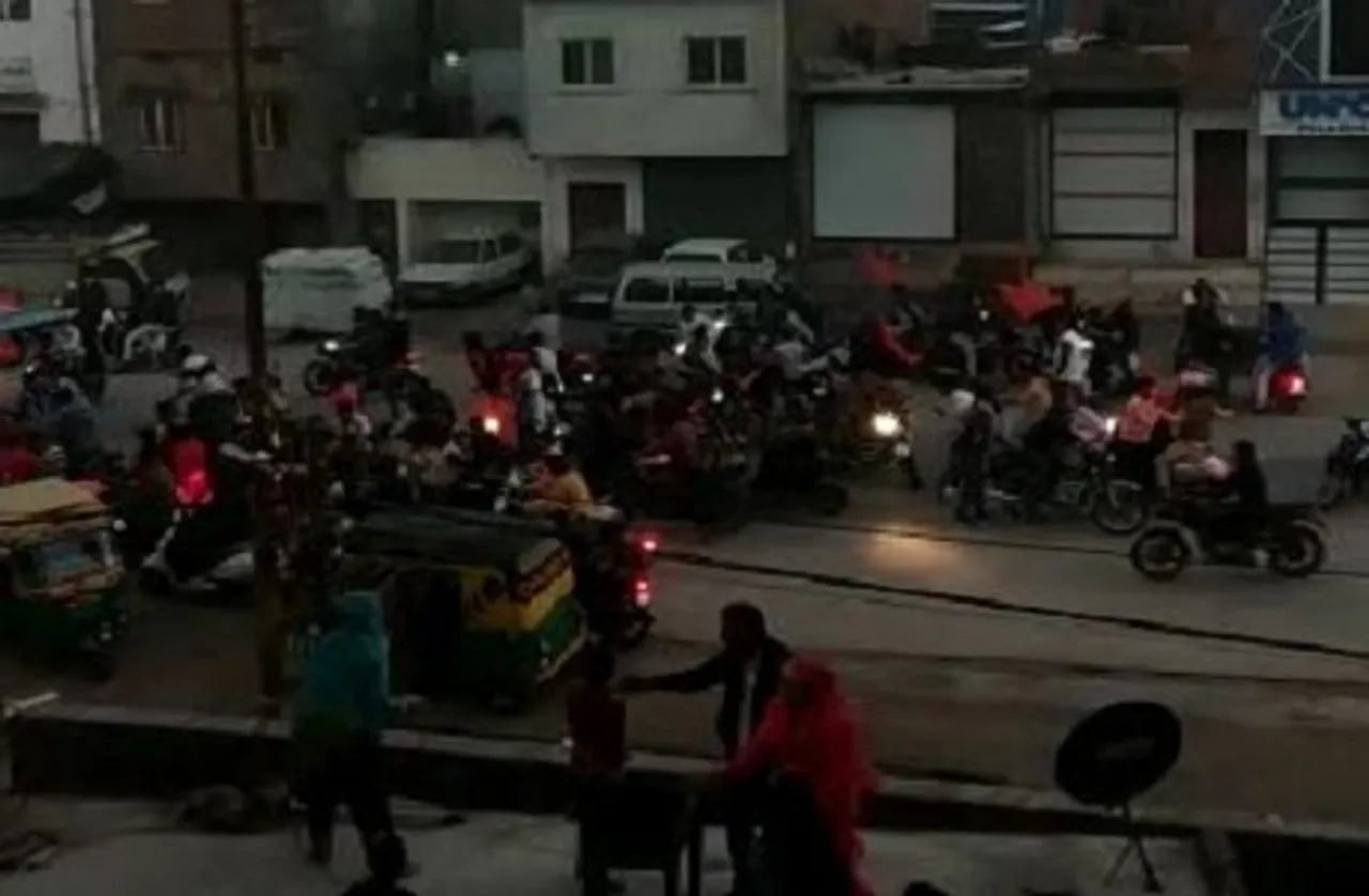 Ujjain News: उज्जैन में दो समुदायों के बीच पथराव से मची अफरा तफरी, सड़कों पर बिखरी पड़ी थीं गाड़ियां, अब स्थिति शांतिपूर्ण