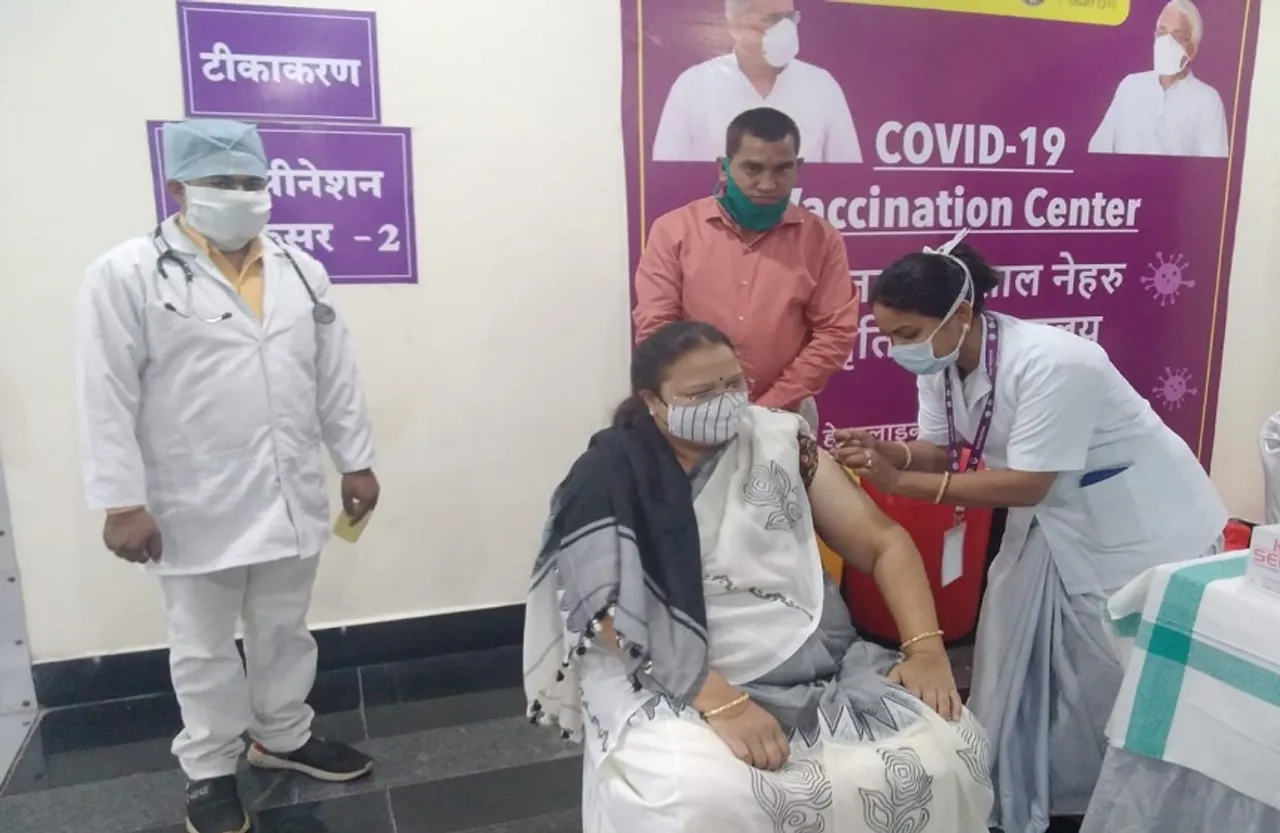 महिला एवं बाल विकास मंत्री श्रीमती भेंड़िया ने लगवाया कोरोना वैक्सीन