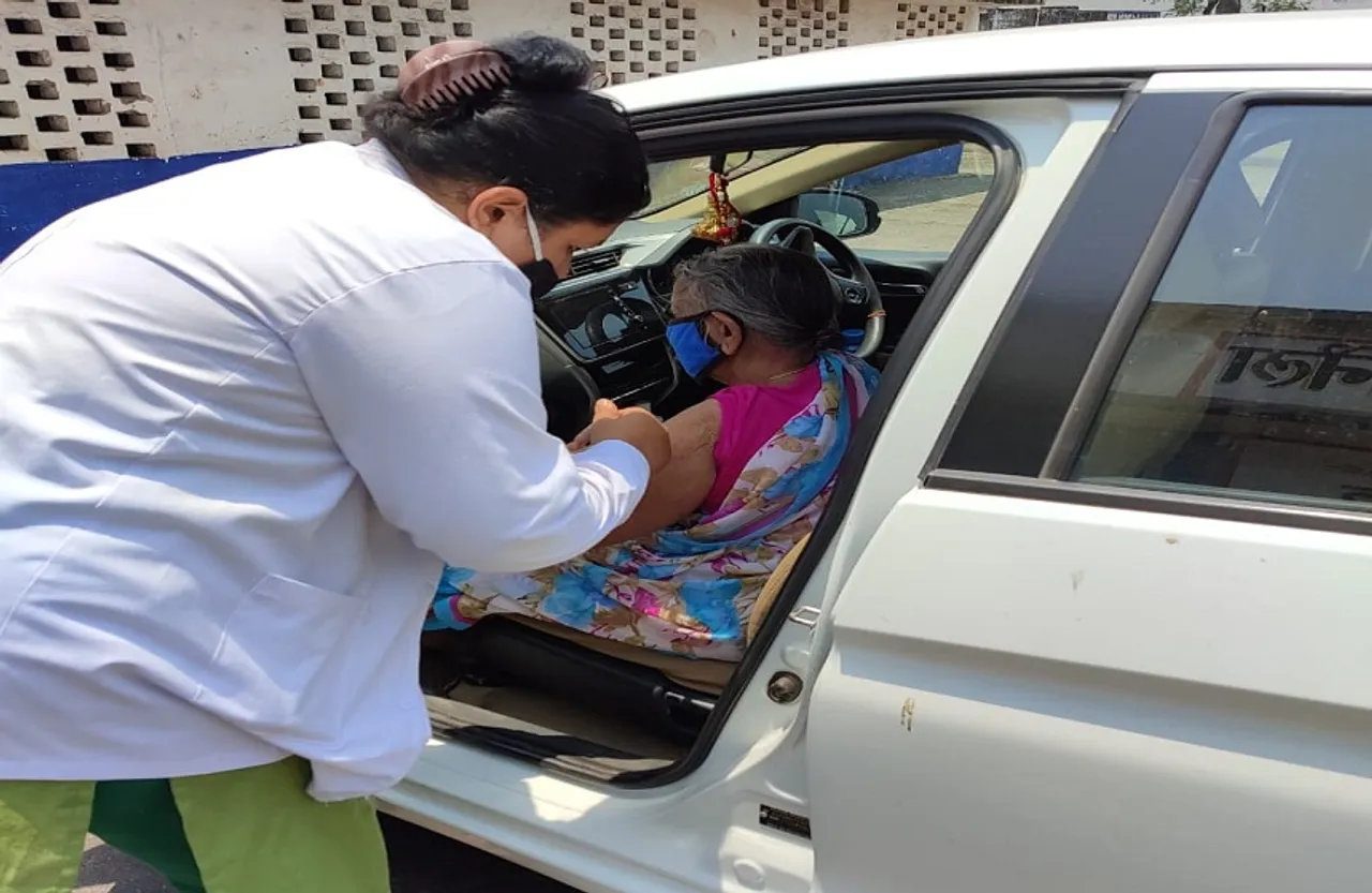 Chhattisgarh Vaccine News : कोरोना संक्रमण से बचने 92 साल की रजवंती बाई ने टीका लगवाकर लोगों को किया प्रेरित