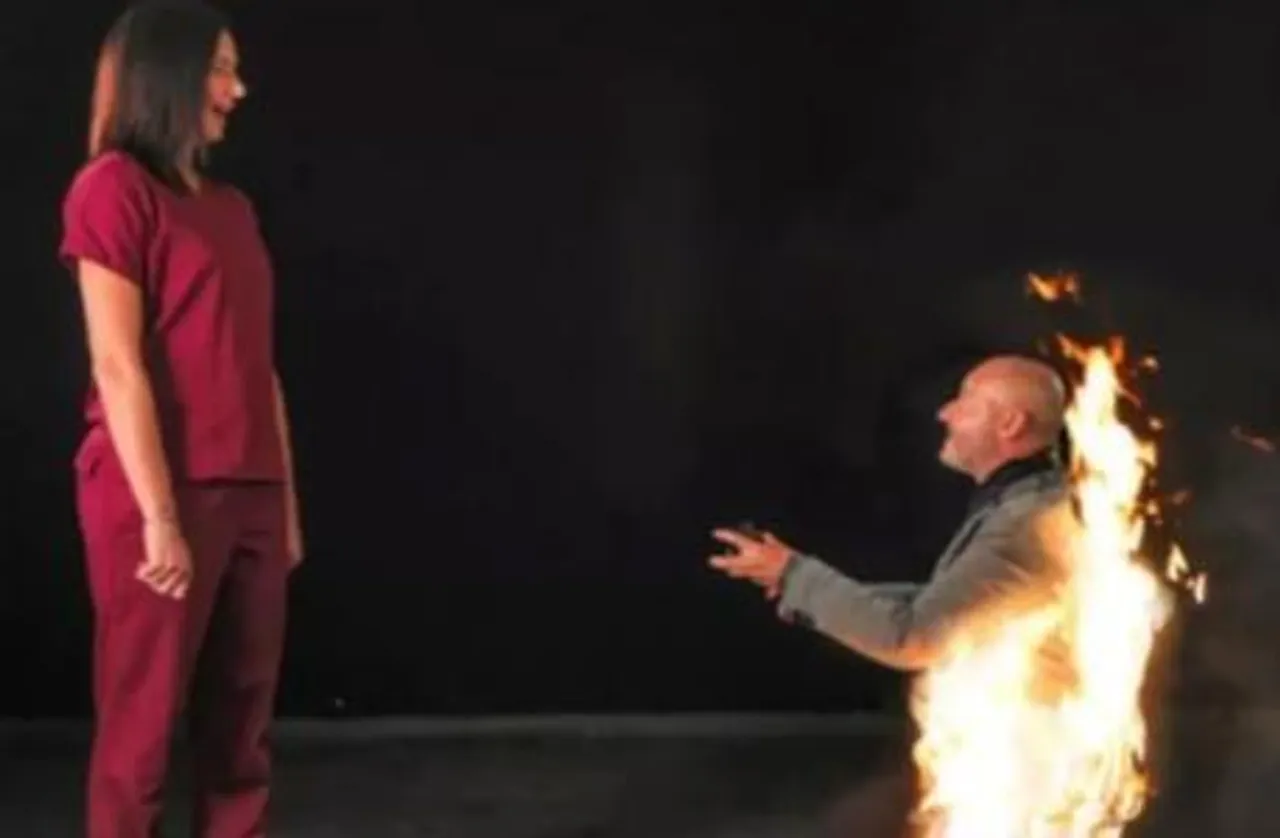 Video: GF को प्रपोज करने के लिए शख्स ने खुद को लगाई आग