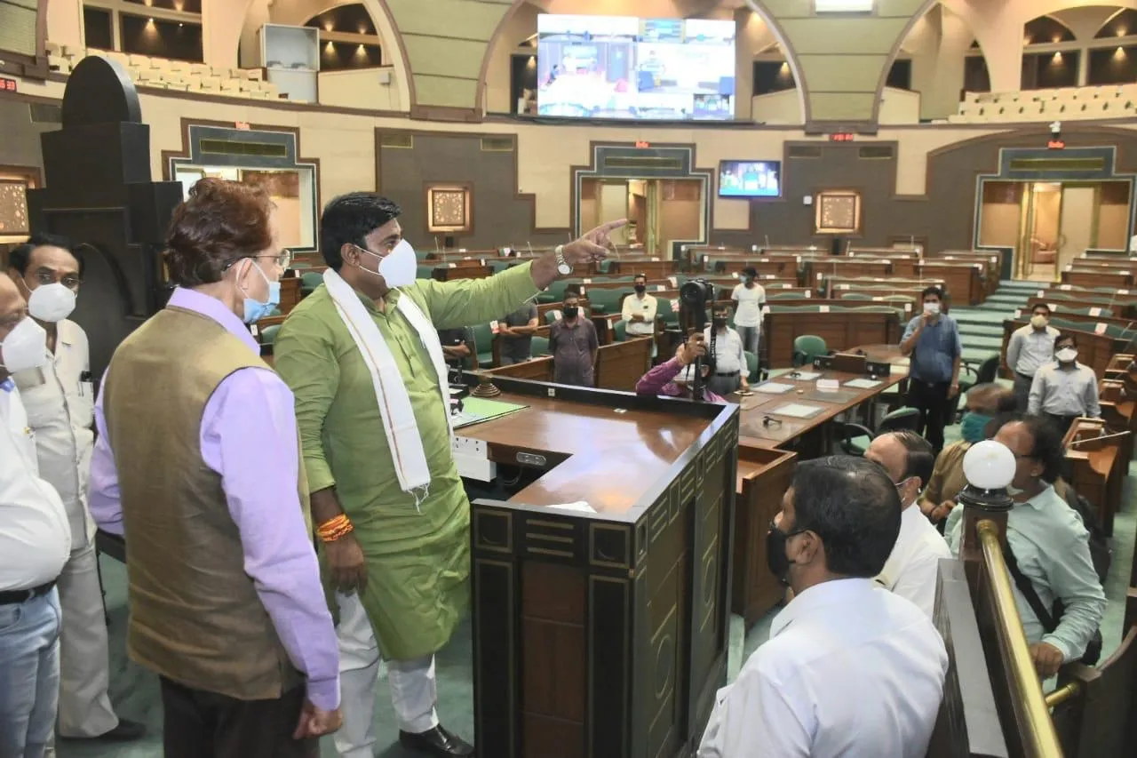 प्रोटेम स्पीकर ने विधानसभा के प्रमुख सचिव के साथ सत्र से पहले सदन में व्यवस्थाओं का किया अवलोकन