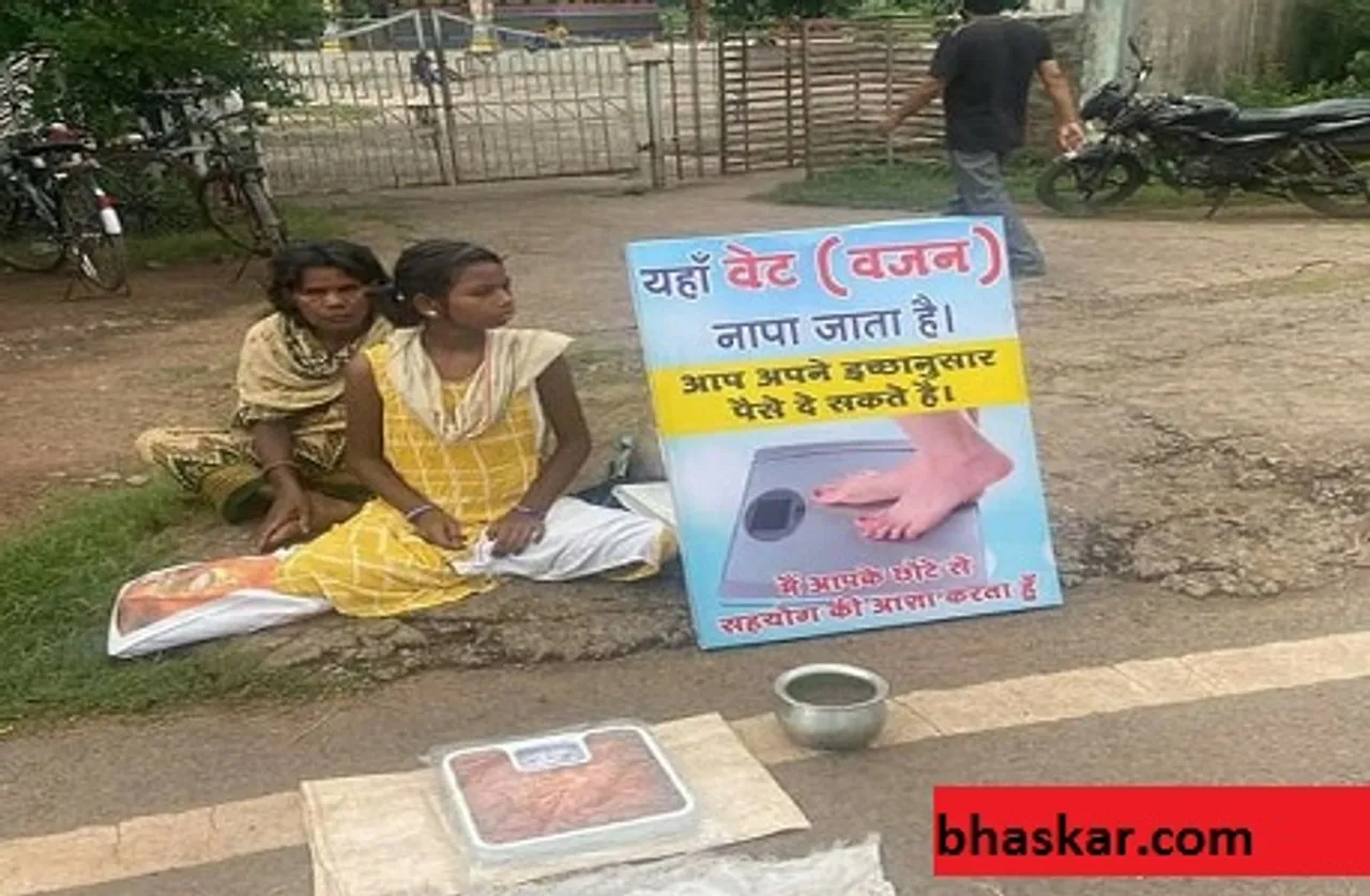 भीख मांग रही महिला को देख युवक ने दिया ये तोहफा, अब कर सकेगी परिवार का पालन-पोषण