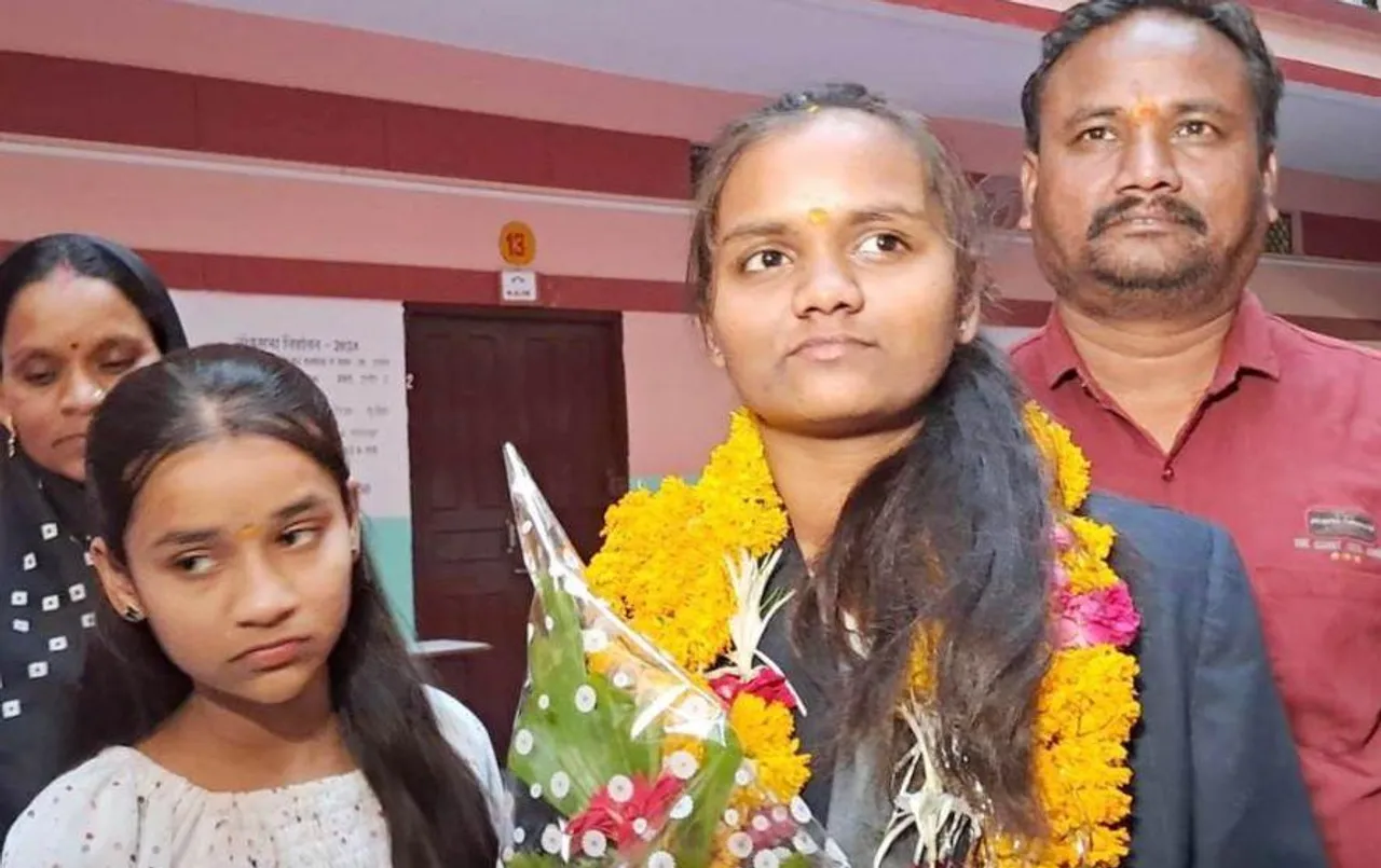 12th Board Topper: उधार लेकर बेटी को पढ़ाया, 12वीं में किया टॉप, सरकार से लगाई गुहार; जानें फाल्गुनी के संघर्ष की कहानी