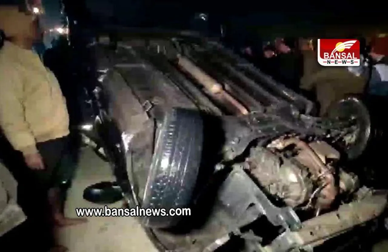 UP NEWS: गोमती नदी में गिरी कार, 2 युवकों का किया गया रेस्क्यू, 2 की तलाश जारी