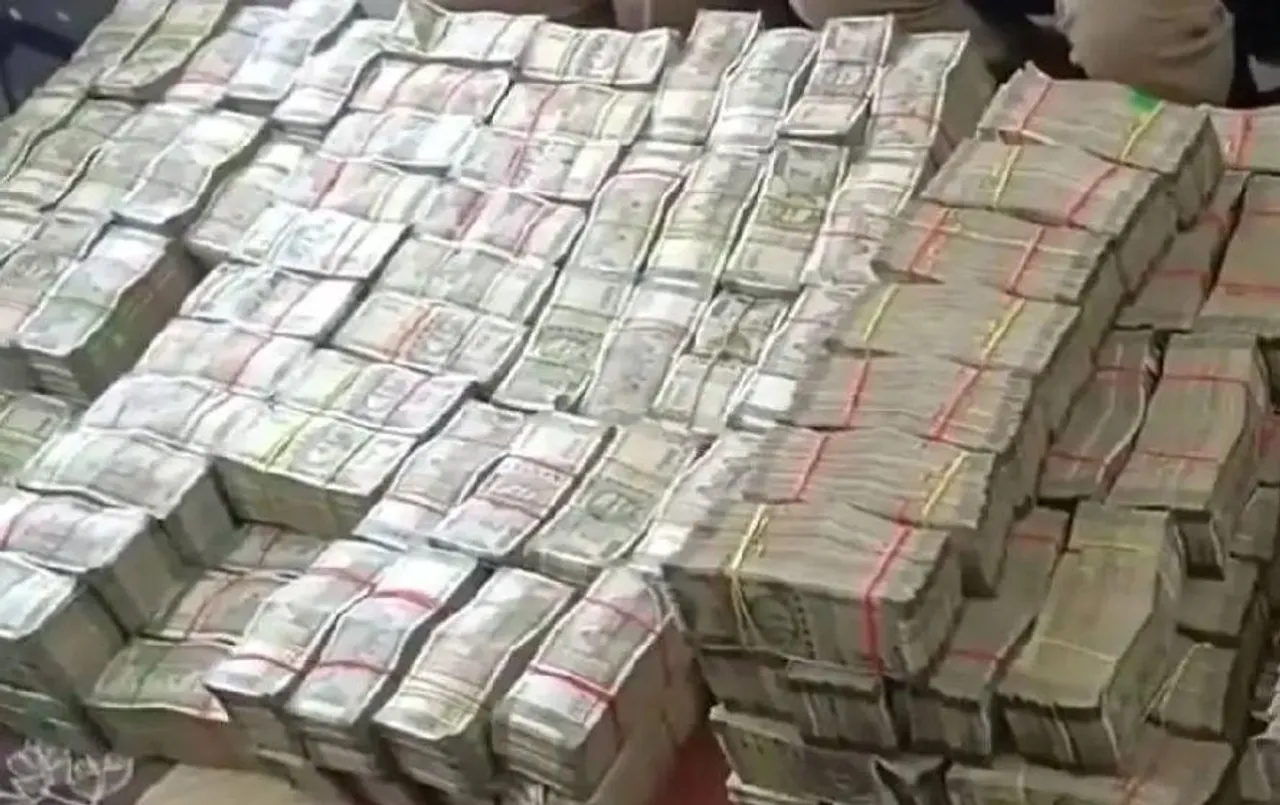 7 Crore Cash In AP: सड़क पर फिल्मी अंदाज में उड़े 7 करोड़ रुपये, ट्रक ने मारी टक्कर; अधिकारियों की उड़ी नींद