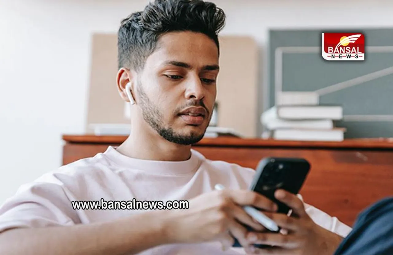 Phone Addiction: स्मार्टफोन का ज्यादा इस्तेमाल बढ़ा रहा रिस्तों में दूरियां, स्टडी में हुआ बड़ा खुलासा