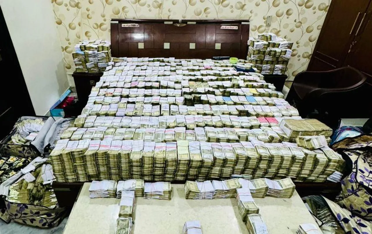 Agra Income Tax Raid: 80 घंटे लंबी रेड, 100 अधिकारी, 17 घंटे चलती रही कैश मशीनें; 500-500 की मिली इतनी गड्डियां