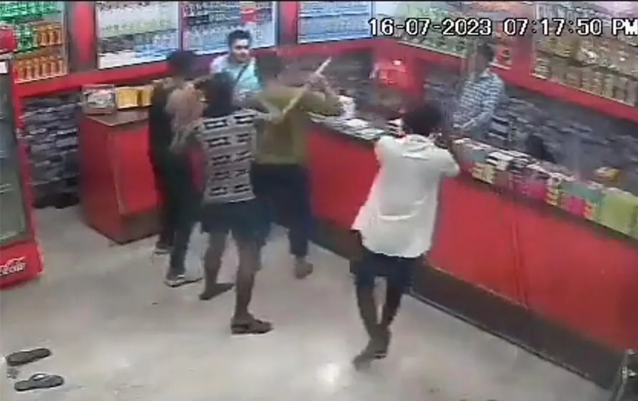 Agra Tourist Attack: दुकान में घुस पर्यटक को बेरहमी से पीटा, सीसीटीवी में कैद हुई घटना