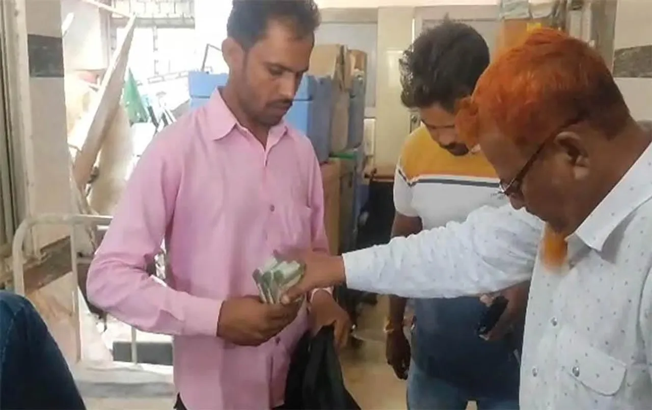 Amarpatan News: स्वास्थ्य केन्द्र के कर्मचारी ने दिखाई ईमानदारी, घायल मरीज के परिजनों को लौटाया पैसों से भरा बैग