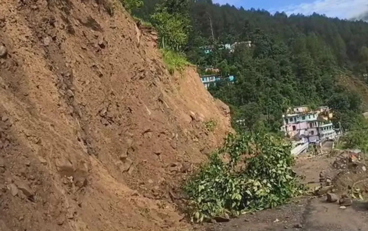 Badrinath Dham: भूस्खलन के कारण बदरीनाथ राष्ट्रीय राजमार्ग कई जगह बंद, पढ़ें विस्तार से