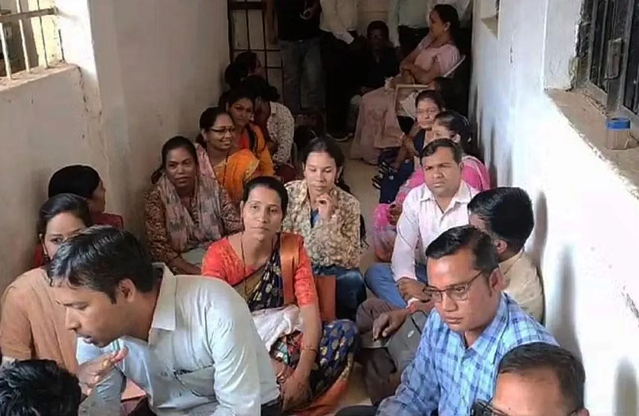 CG News: बालोद में सहायक शिक्षकों ने नवीन पदस्थापना के लिए दिया धरना, बोले- डीईओ नहीं सुनी बात