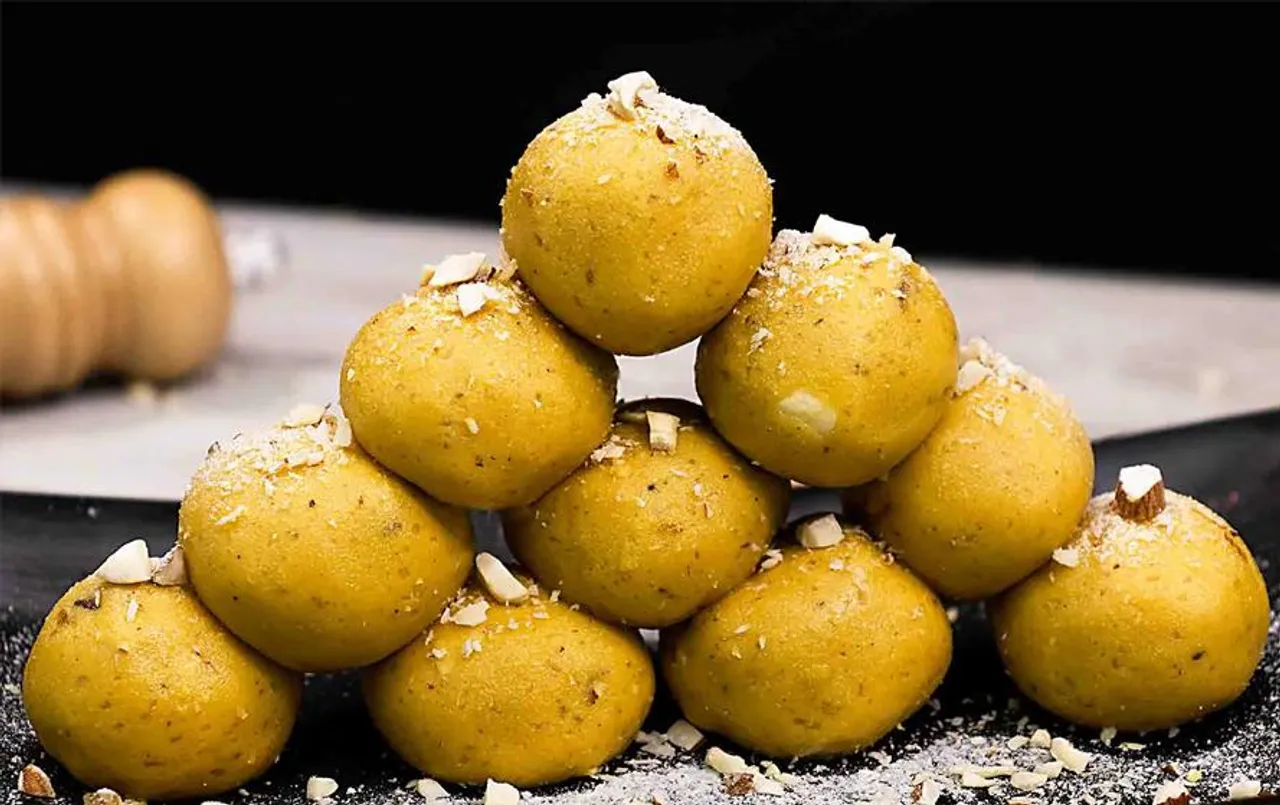 Besan Laddu Recipe: इस दिवाली घर पर बनाएं देसी घी के बेसन लड्डू, यहां है बनाने की आसान रेसिपी