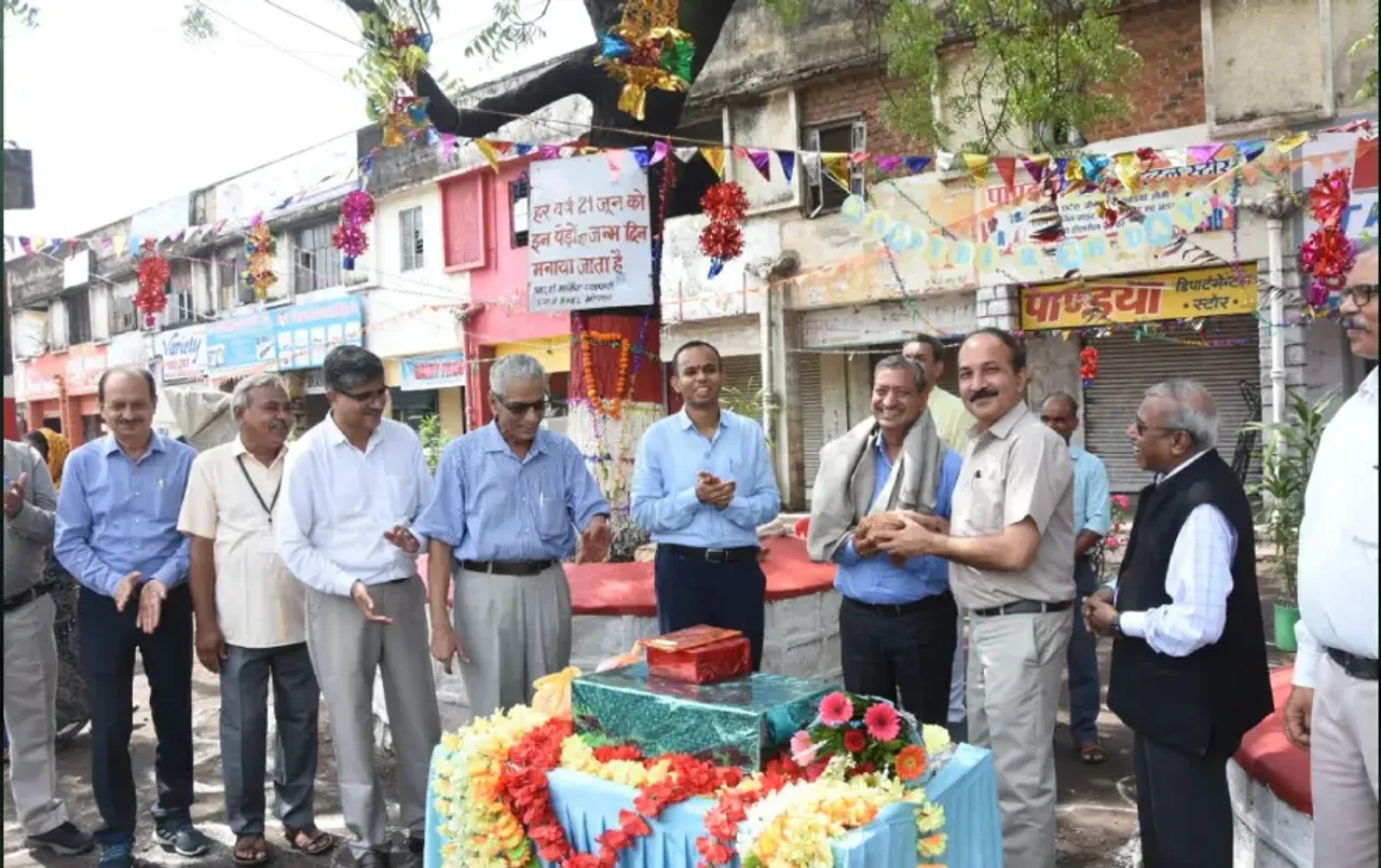 Bhopal News: 30 साल का हो गया नीम का पेड़, 21 जून को मनाया हैप्पी बर्थडे, बच्‍चों जैसी होती है पेड़ की परवरिश