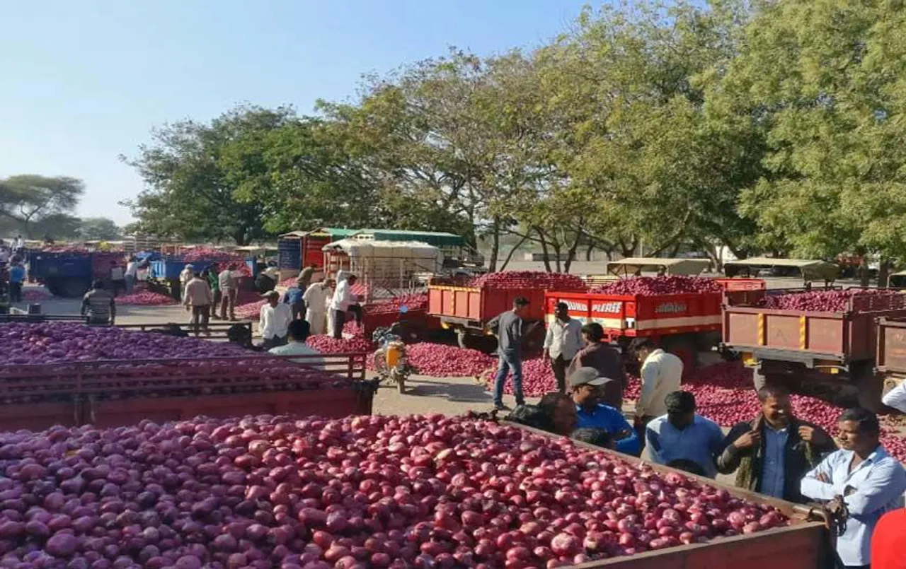 MP News: 25 रुपए किलो प्याज खरीदने उमड़ी भीड़, NCCF ने ट्रकों में भर कम दाम में बेची प्याज