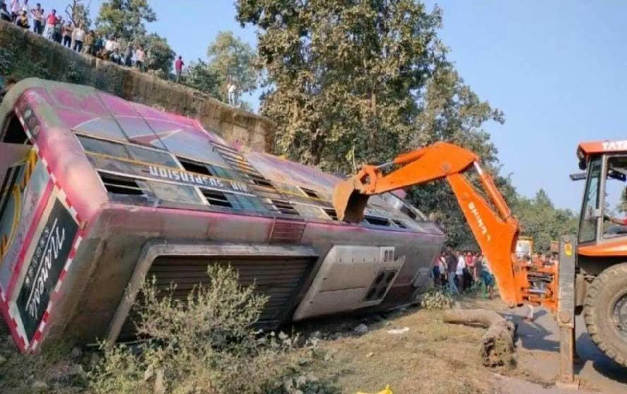Chhattisgarh News: बिलासपुर के बंजारी घाट से नीचे गिरी बस, हादसे में 37 से ज्यादा यात्री घायल
