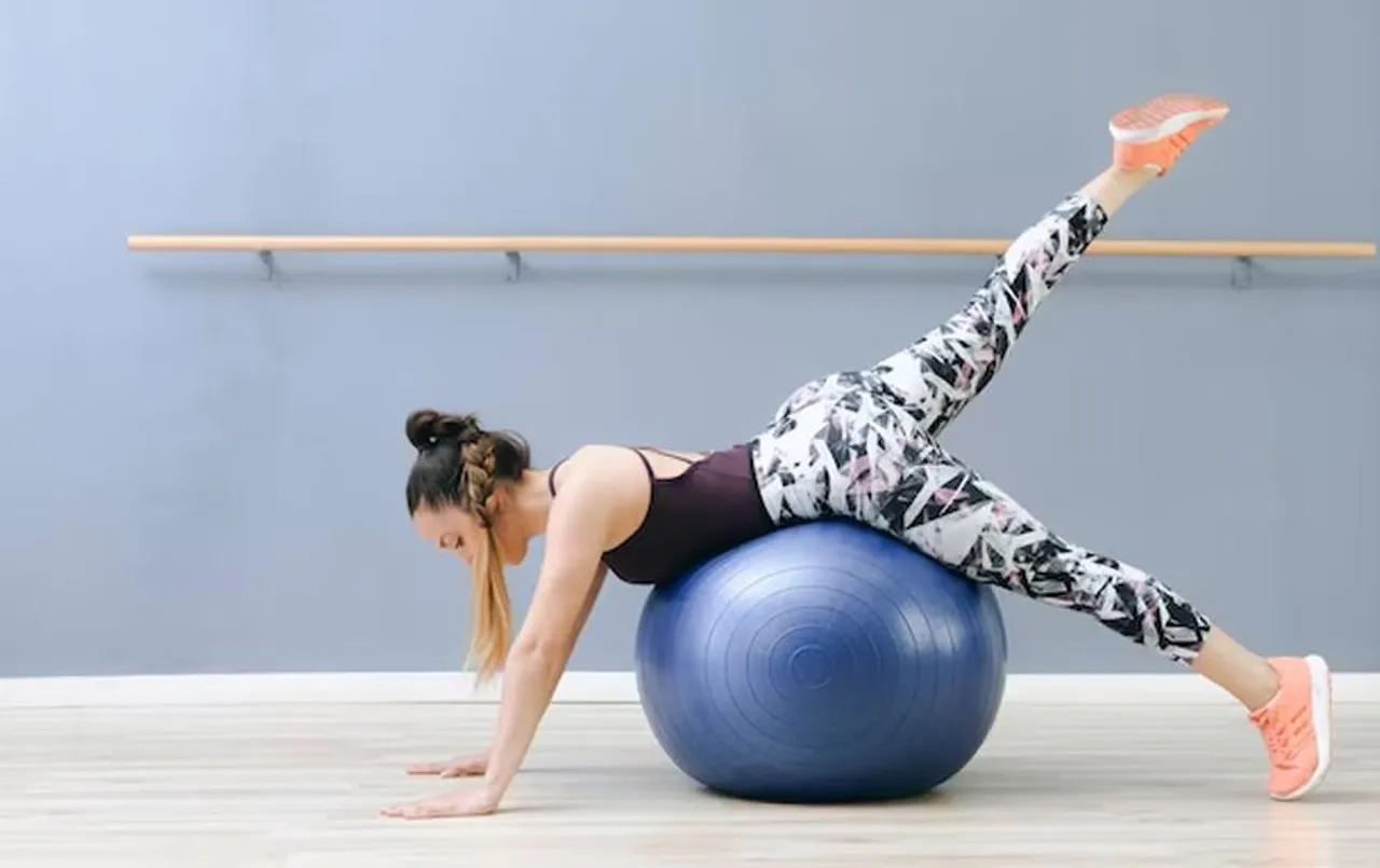 Bosu Ball Exercise: फिट रहने के लिए रोजाना करें बोसु बॉल एक्सरसाइज, शरीर की स्‍ट्रेंथ को बनाती है मजबूत
