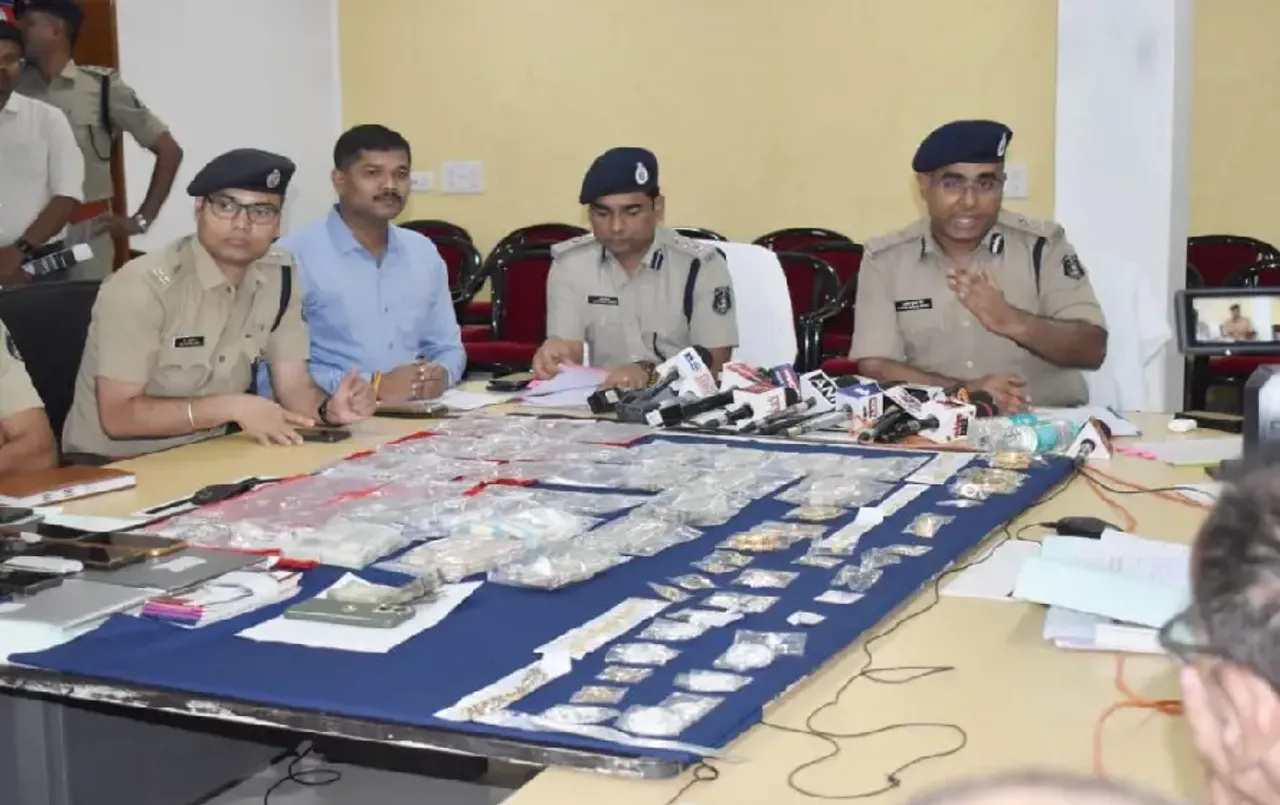 CG Crime News: पुलिस आतंकी न समझे इसलिए शातिर चोरों ने चलती ट्रेन से फेंके विदेशी नोट, घर में सुरंग बनाकर छिपाए गहने
