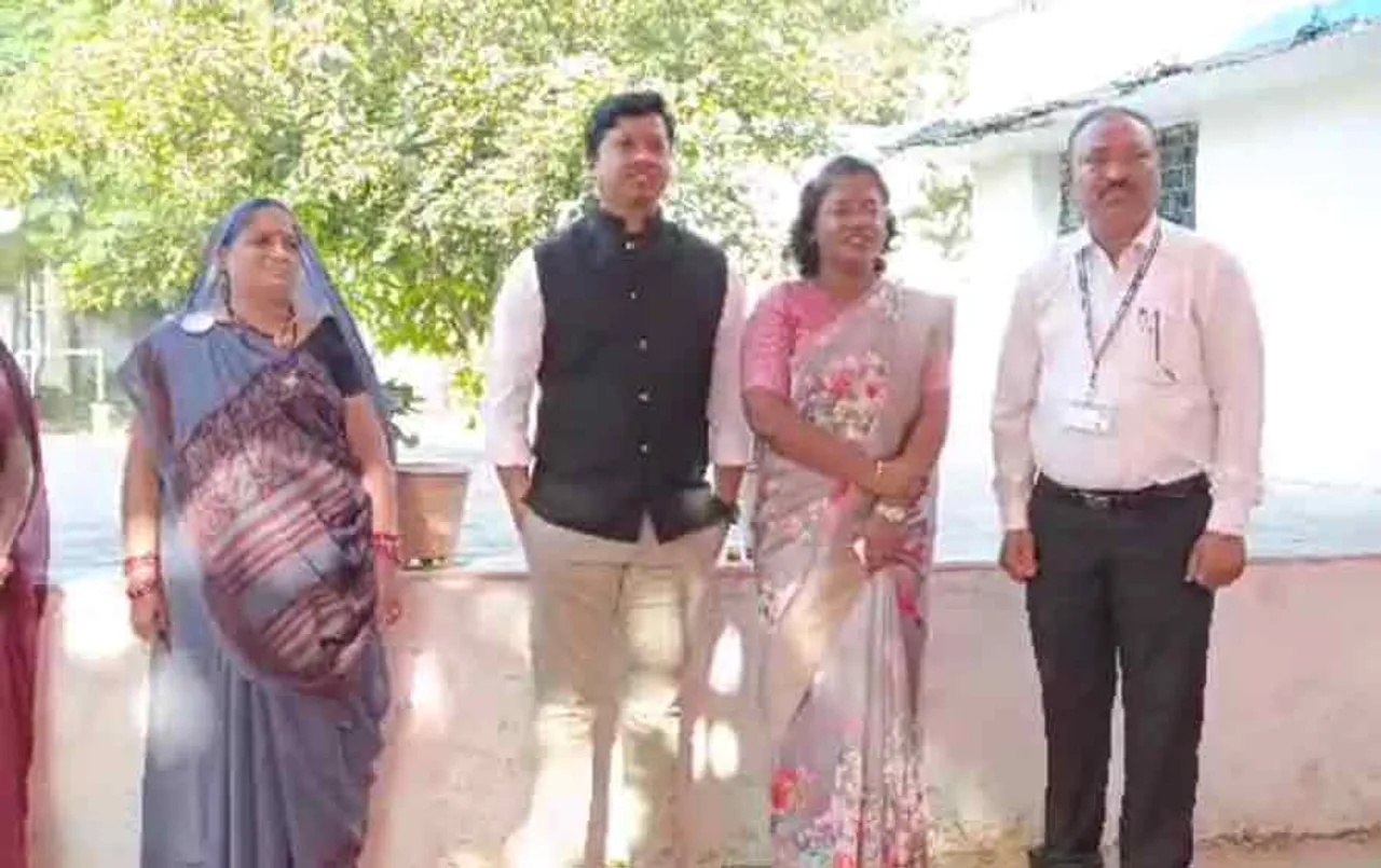CG Election Phase 2 Update: सक्ती केंद्र में कलेक्टर बनी पहली वोटर, मतदाताओं का किया उत्साहवर्धन