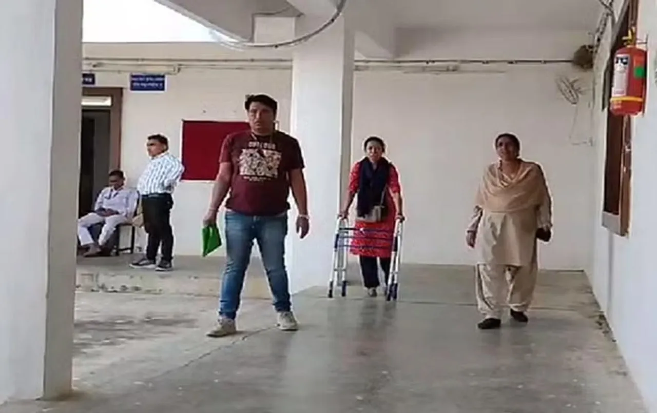 CG Election 2023: छुट्टी की आस में भटक रहे दिव्यांग कर्मचारी, प्रशासन ने निर्वाचन कार्य में लगाई ड्यूटी