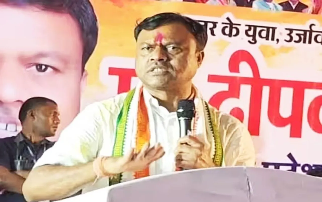 CG Elections 2023: चुनावी सभा में श्रोताओं का टोटा, नेताजी ने नौनिहालों के बीच दिया भाषण