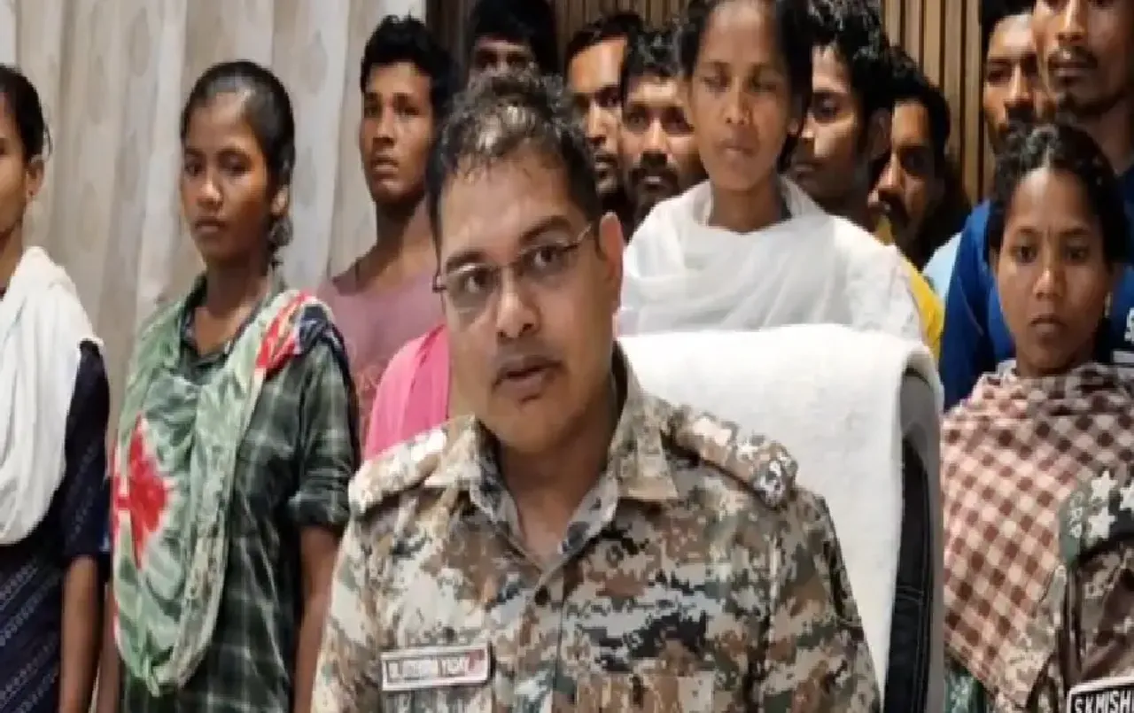 CG Naxalites Surrender: 30 नक्‍सलियों ने डाले हथियार; 9 पर था इनाम, अब नक्‍सल प्रभावित इलाकों में पुलिस का ये प्‍लान!