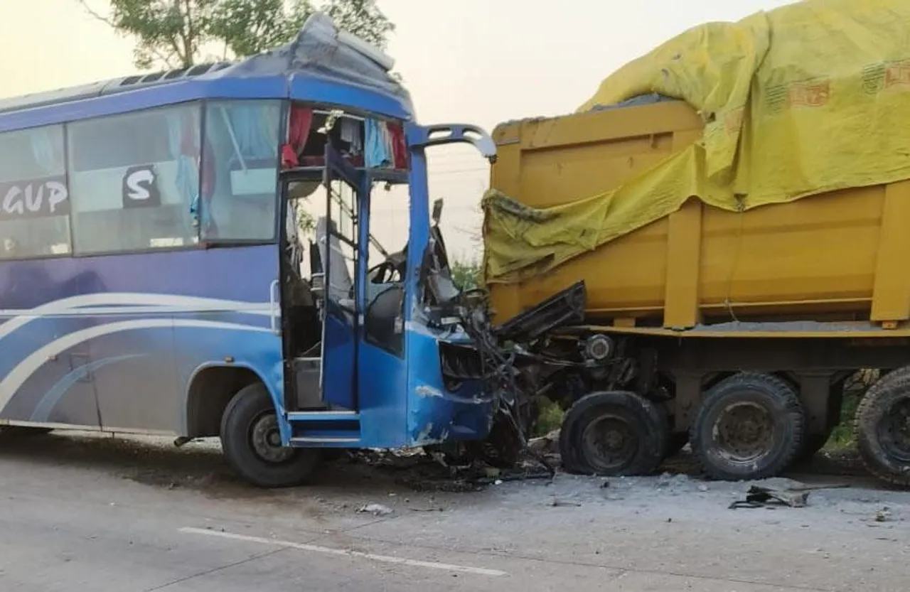 CG Road Accident: ट्रक से टकराई बस, दो ट्रेलरों में टक्कर से लगी आग, हादसों में 4 की मौत, कई घायल